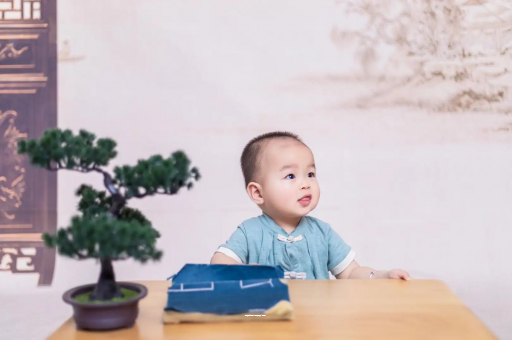 喀什怀孕肚子中间凹两边凸