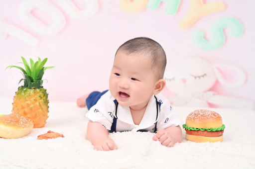 喀什宝宝在妈妈肚子里